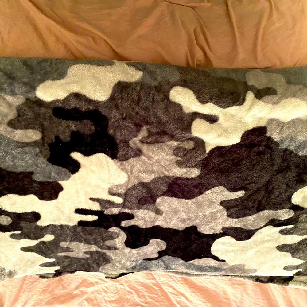 Excellent condition gray and black camouflage fleece blanket